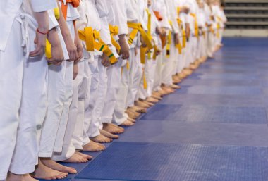 Kimono sitanding bir çizgi çocuklarda