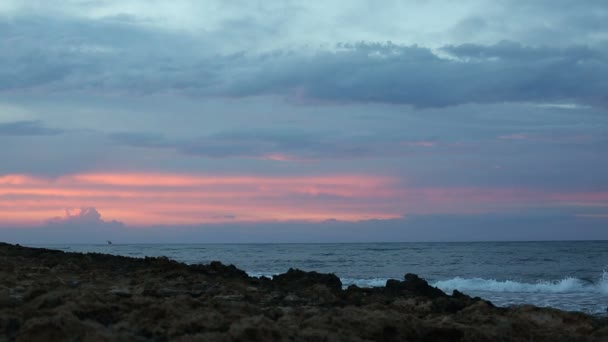 Dramatisk solnedgång över havet — Stockvideo
