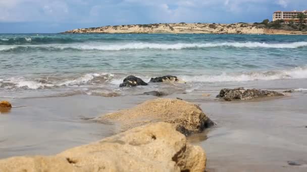 Vague douce de la mer sur la plage de sable fin