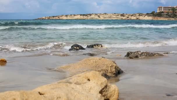 Vague douce de la mer sur la plage de sable fin — Video