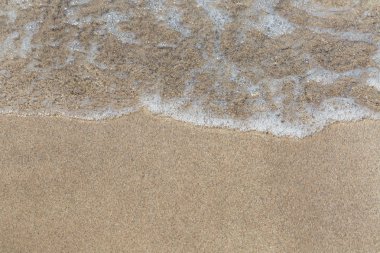 Sahilde deniz dalga yumuşak