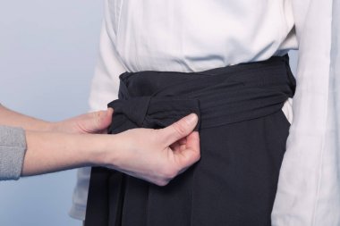 Bir hakama kravat eller