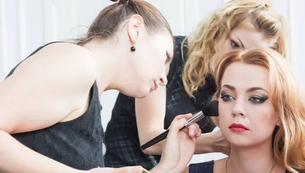 Una mujer rubia en el estudio de pelo — Foto de Stock