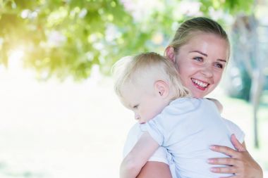 Ağlayan bir çocuk sarılma anne