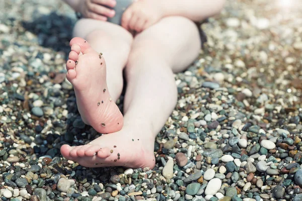 Małe stopy na plaży — Zdjęcie stockowe