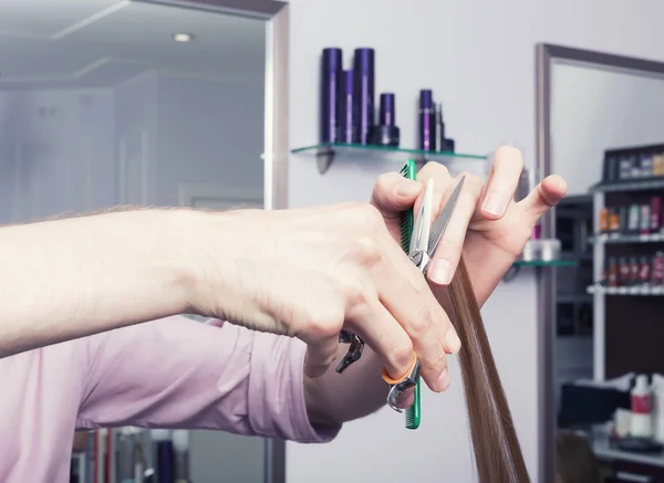 Una peluquera haciendo un corte de pelo —  Fotos de Stock