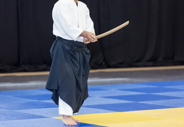 Sensei demonstrates a sword technique — Stock Photo, Image