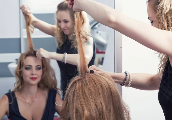 Una peluquera haciendo un corte de pelo — Foto de Stock