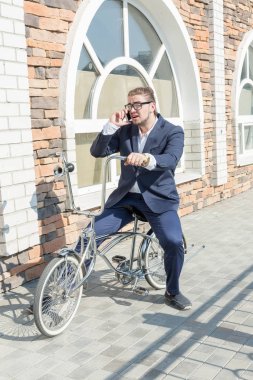 Yakışıklı bir genç adam akıllı telefon üzerinde konuşmak