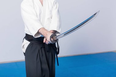 İaido pratik bir adam