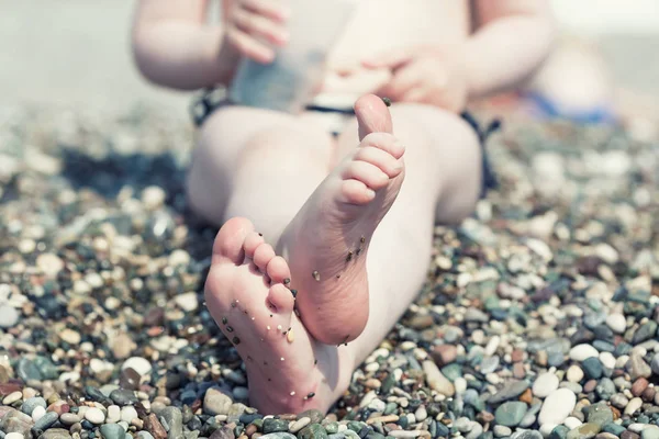 Małe stopy na plaży — Zdjęcie stockowe