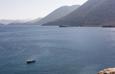 Beyaz dağlar arka plan düz deniz yüzeyi, kalemizi teknede