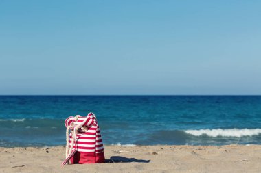 Bir plajda plaj omuz çantası