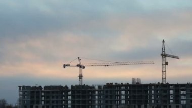 İnşaat alanında çalışma Vinçler ile