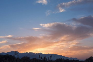 Dağların ardında güzel bir gün batımı