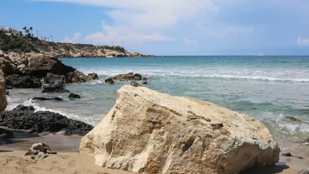 Vague douce de la mer sur la plage de sable fin — Video