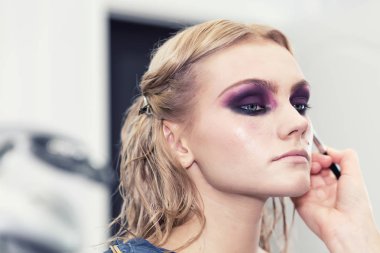 Bir moda Gotik tarzı telafi etmek için güzel bir sarışın kız