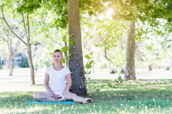 Young cute woman stretching in park — Stock Photo, Image