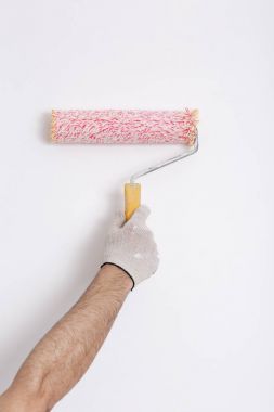 Bir duvar boya silindiri ile boyama ressam kolu yakın çekim
