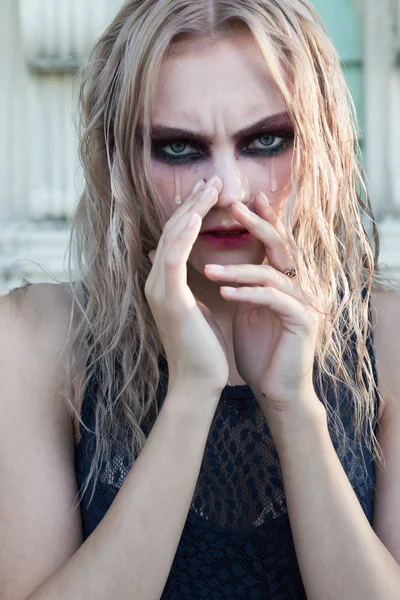 Güzel sarışın kız moda Gotik tarzı portresi