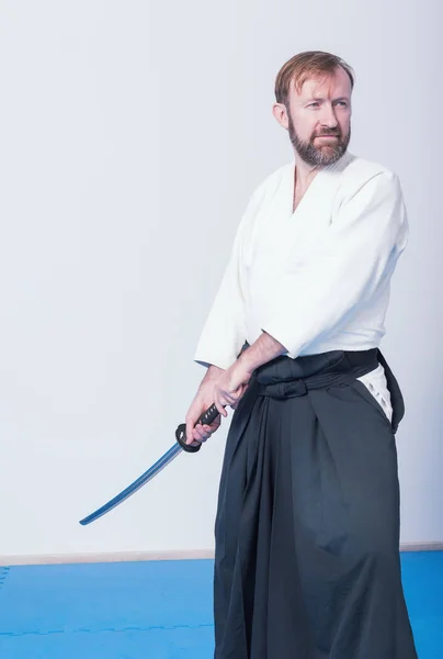 Um homem com prática de katana Iaido — Fotografia de Stock