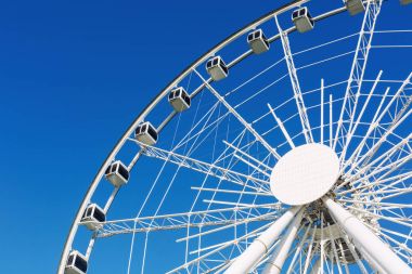 Dönme dolap ve Mavi Gökyüzü