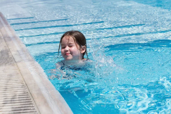 Niña nadando en una piscina — Foto de Stock