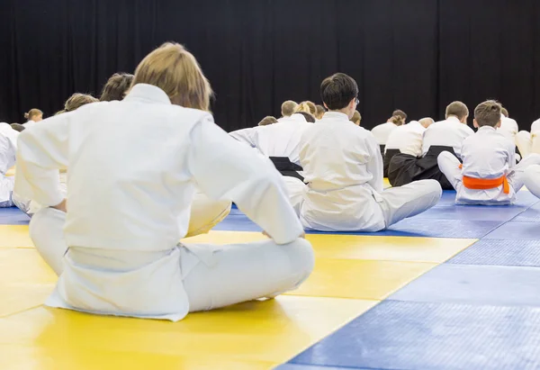 La gente practica Aikido — Foto de Stock