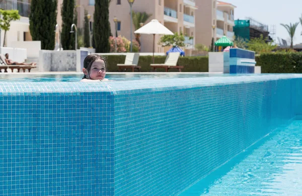 Klein meisje zwemmen in een pool — Stockfoto