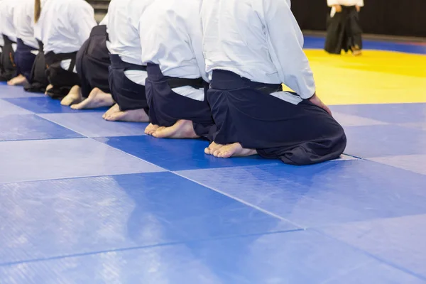 Pessoas em quimono e hakama em treinamento de artes marciais — Fotografia de Stock