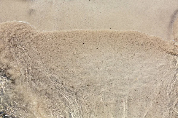 Мягкая волна моря на пляже — стоковое фото