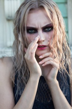 Güzel sarışın kız moda Gotik tarzı portresi