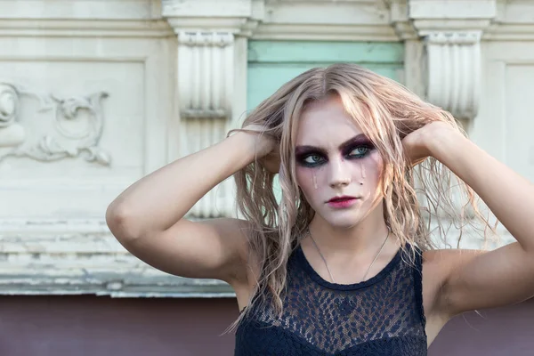 Güzel sarışın kız moda Gotik tarzı portresi