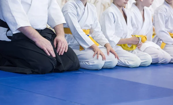 Skupina dětí v kimonu posezení na tatami — Stock fotografie