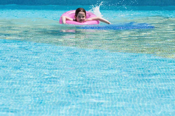 Menina nadando em uma piscina — Fotografia de Stock