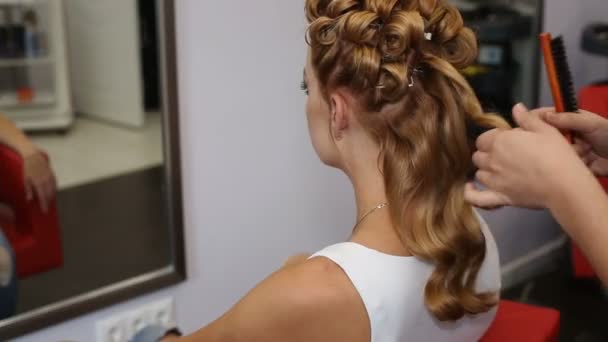 Egy nő birtoklás neki frizurát, haj stúdió — Stock videók