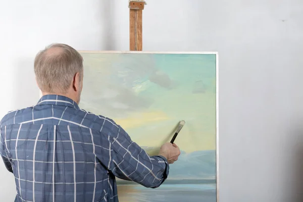 An artist painting in studio — Stock Photo, Image