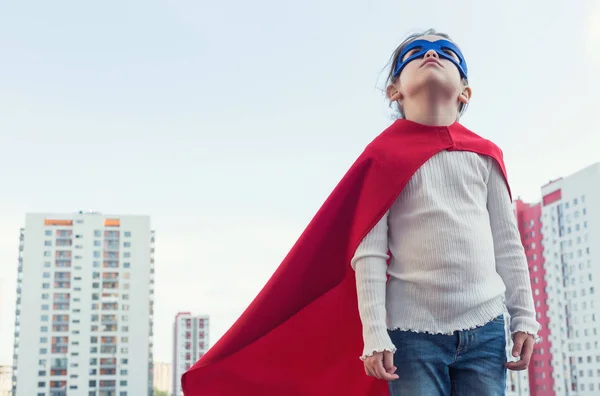 Superhéroe niño contra el fondo del cielo azul — Foto de Stock