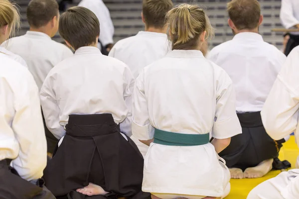 İnsanlar kimono ve hakama. Bir Aikido eğitimi — Stok fotoğraf