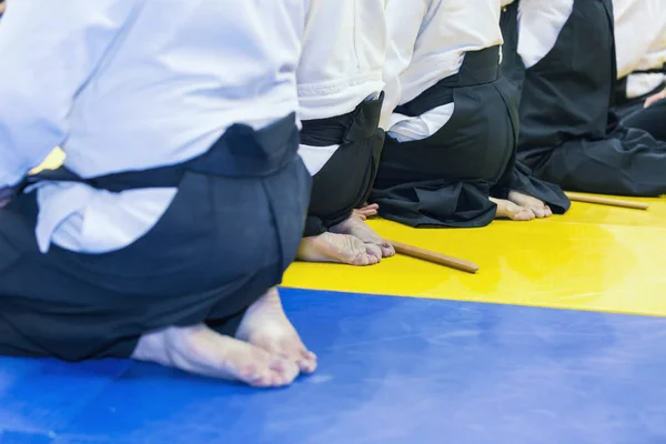 Mensen in kimono op martial arts wapen training seminar — Stockfoto