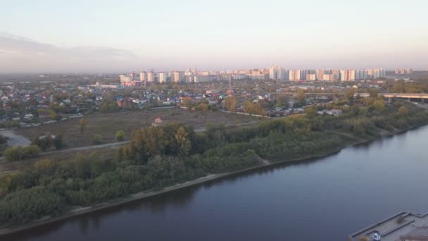 Letecký pohled na řeku a město — Stock video