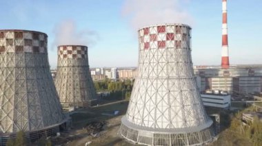 Büyük boru ile termal enerji üreten bitki üzerinde uçan. Hava atışı.