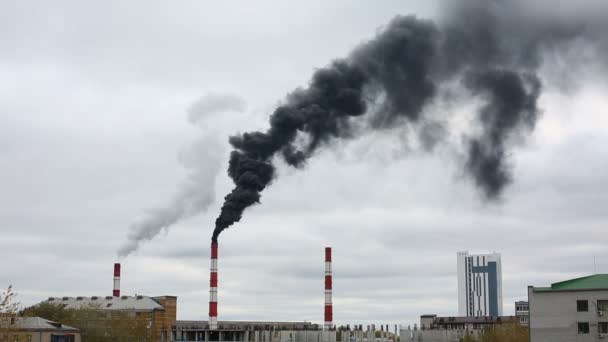 Zwarte rook afkomstig van de pijp. Warmte energienetwerk. WKK — Stockvideo