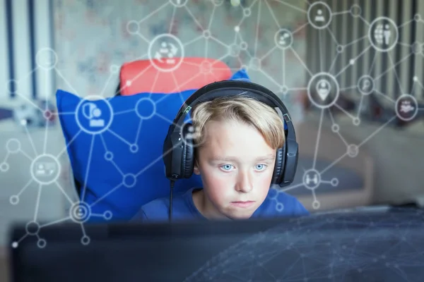 Tizenéves fiú játék számítógépes játékok-ra Pc — Stock Fotó