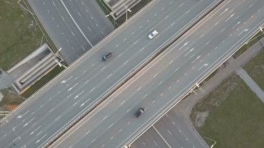 Havadan görüntüleri karayolu ile otomobil ve kamyon