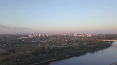 Bir nehir ve bir şehrin havadan görünümü