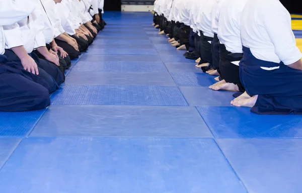 Les gens en kimono et hakama sur la formation des arts martiaux — Photo