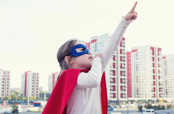 Супергеройська дитина на міському тлі — стокове фото
