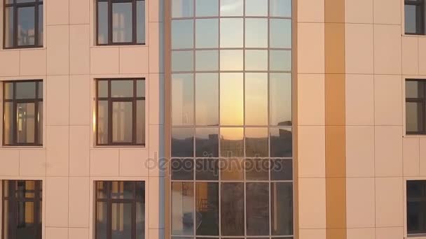Létající pozpátku mrakodrapy fasády při západu slunce — Stock video