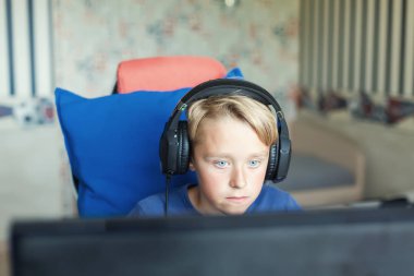 Genç çocuk üstünde Pc ile bilgisayar oyunu oynamak